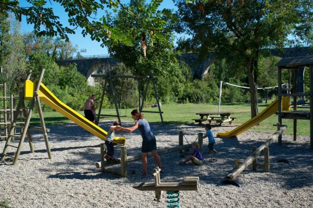 Camping les Arches à St Jean le Centenier - Aire de jeux