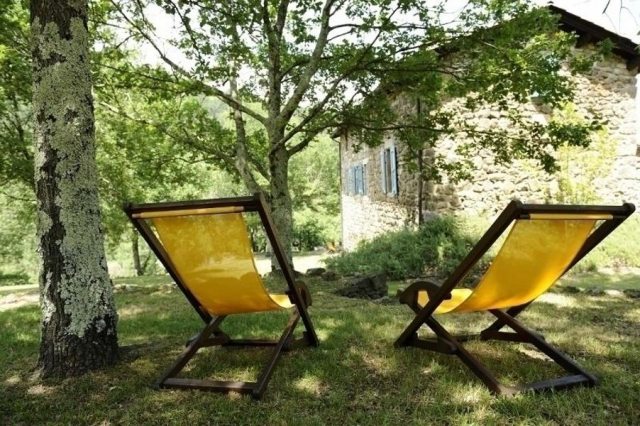 Espace repos dans le parc.